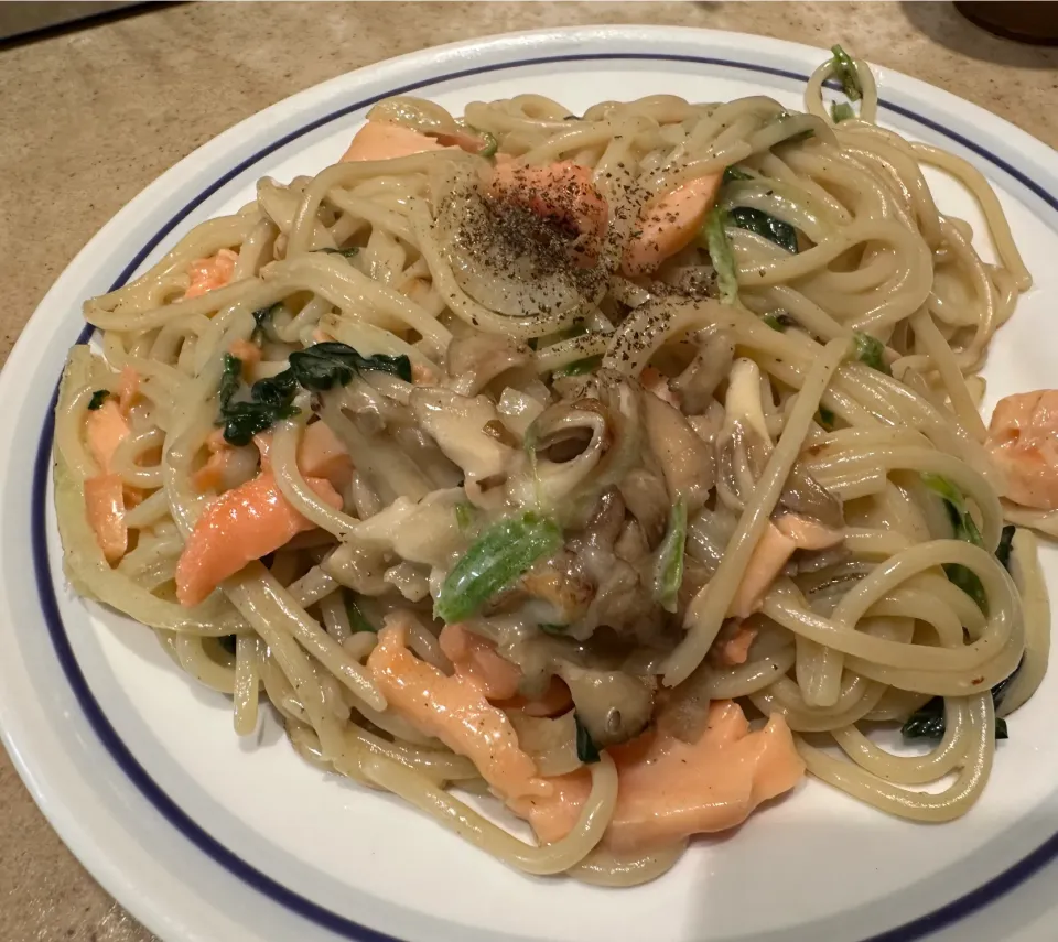 舞茸とスモークサーモンのクリームソース🍄🐟🍝サラダセット🥗|buhizouさん