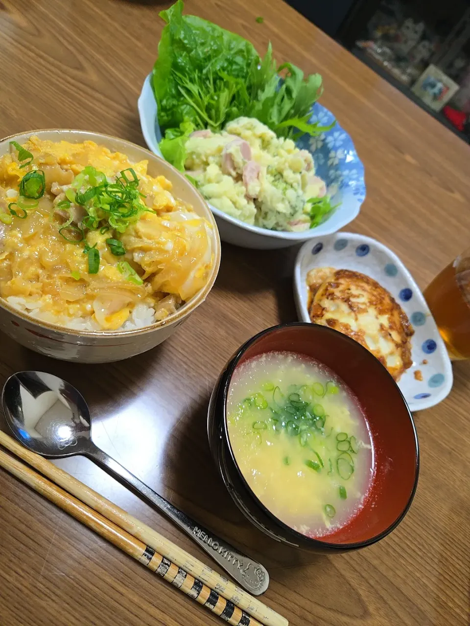 親子丼・卵のスープ・豆腐とチーズ・ポテトサラダ🌺|chiyukiさん