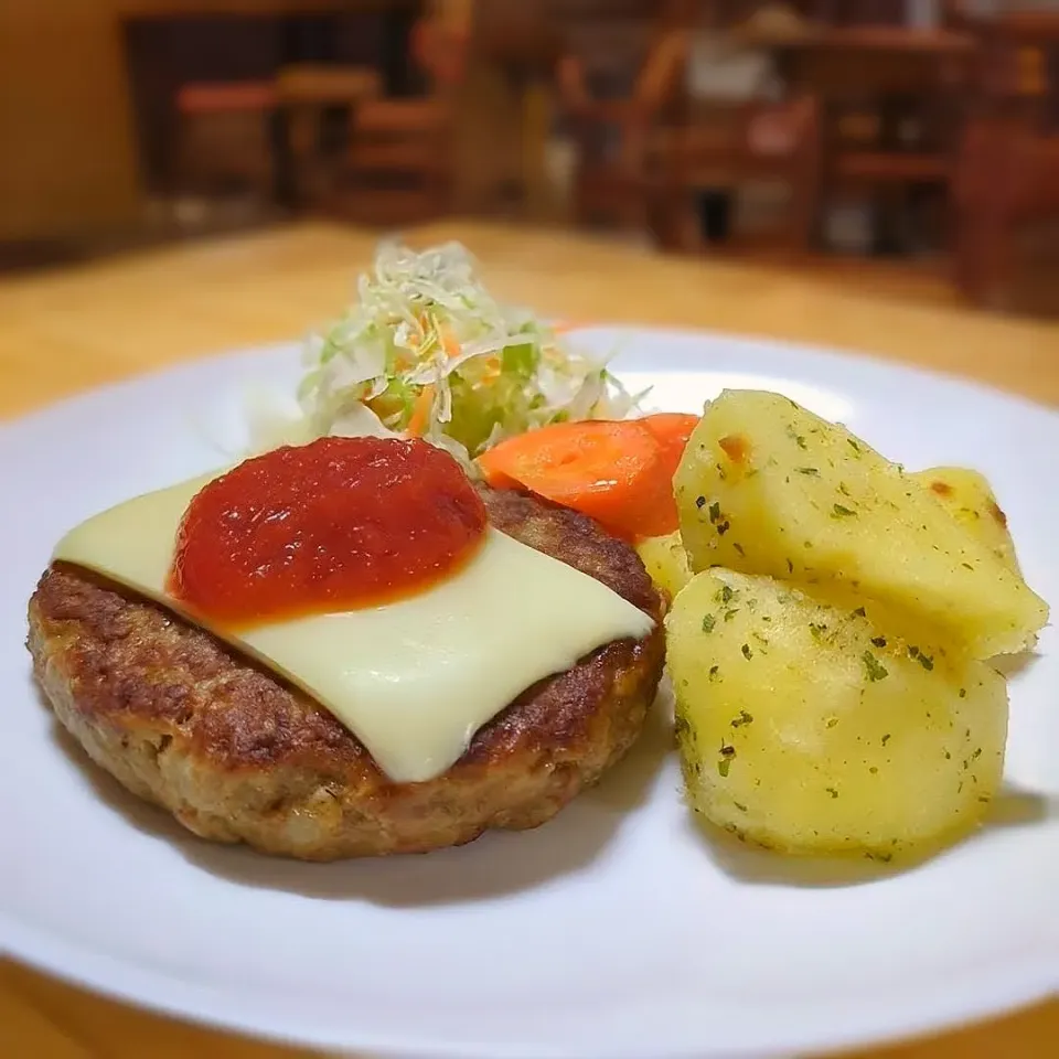 鶏肉ハンバーグ🐓🍅|森のごはん屋さんさん