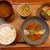 Snapdishの料理写真:今日の夜ご飯(タラの野菜あんかけ、カニカマサラダ、白菜のとろとろ煮、あさりの味噌汁)|cocomikaさん