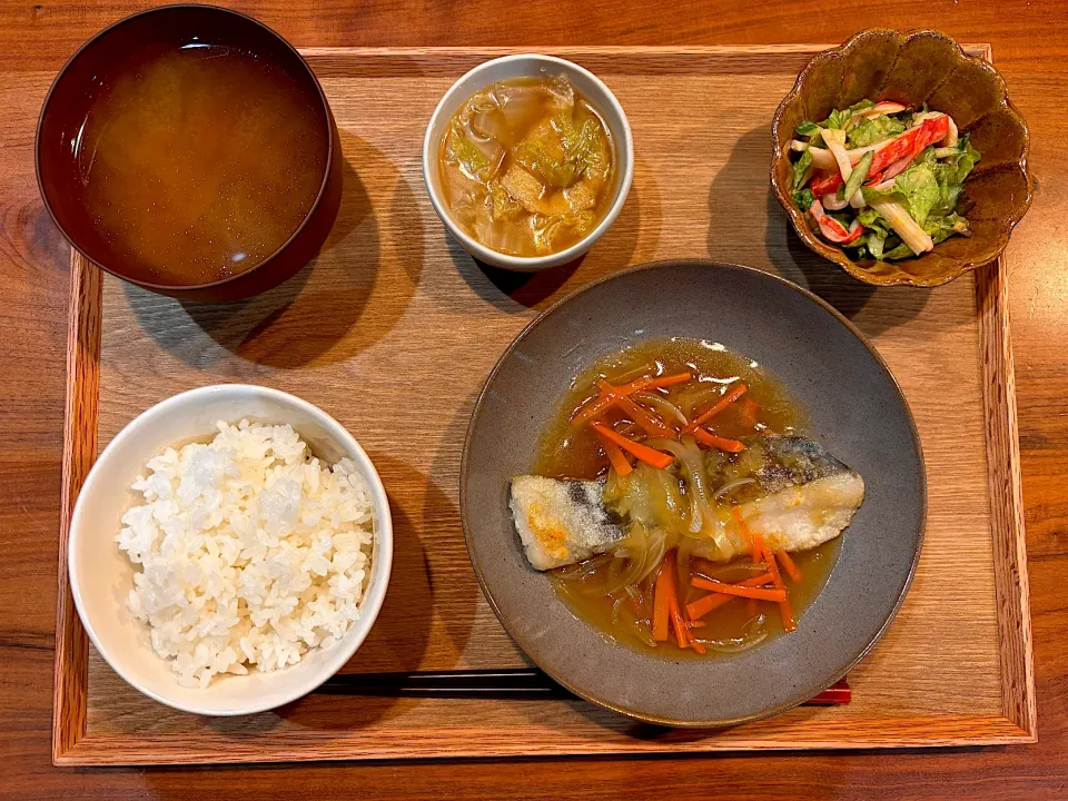 Snapdishの料理写真:今日の夜ご飯(タラの野菜あんかけ、カニカマサラダ、白菜のとろとろ煮、あさりの味噌汁)|cocomikaさん