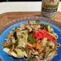 Snapdishの料理写真:焼きそばとビール|Noriyuki Saitoさん