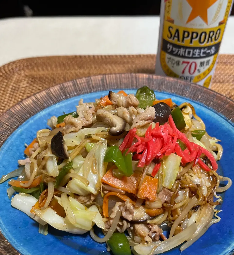 Snapdishの料理写真:焼きそばとビール|Noriyuki Saitoさん