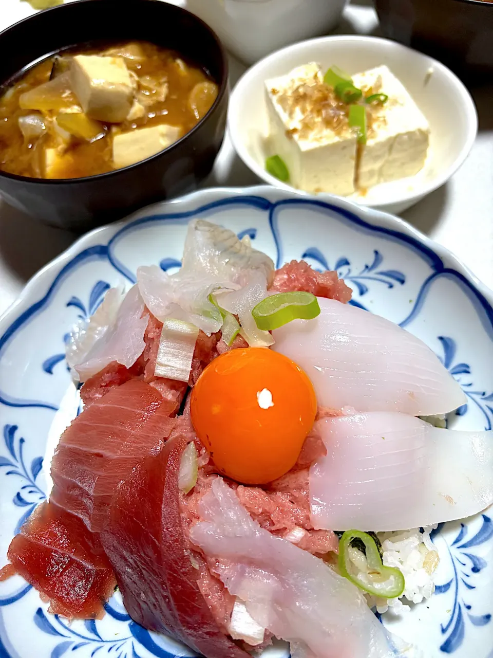 Snapdishの料理写真:娘っち作ネギトロ海鮮丼|えみちさん