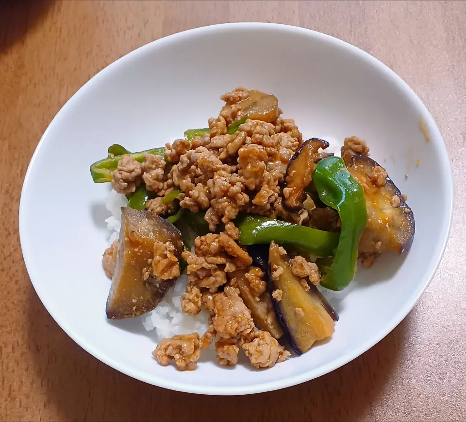 Snapdishの料理写真:昨日の挽き肉とピーマンとなすのコチュジャン味噌炒めをのせた丼|ナナさん