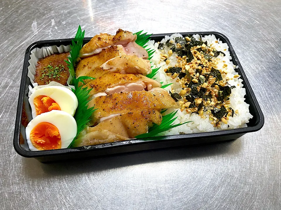 Snapdishの料理写真:鶏もも肉ステーキお弁当🍱|Ponoさん