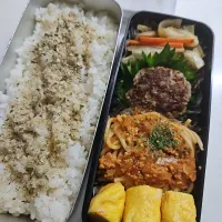 Snapdishの料理写真:☆高校生弁当☆もち麦入り自家製ふりかけごはん、野菜炒め、ハンバーグ、ミートソーススパゲティ、カニカマ卵焼き、生もみじまんじゅう|ｼｮｺﾗさん