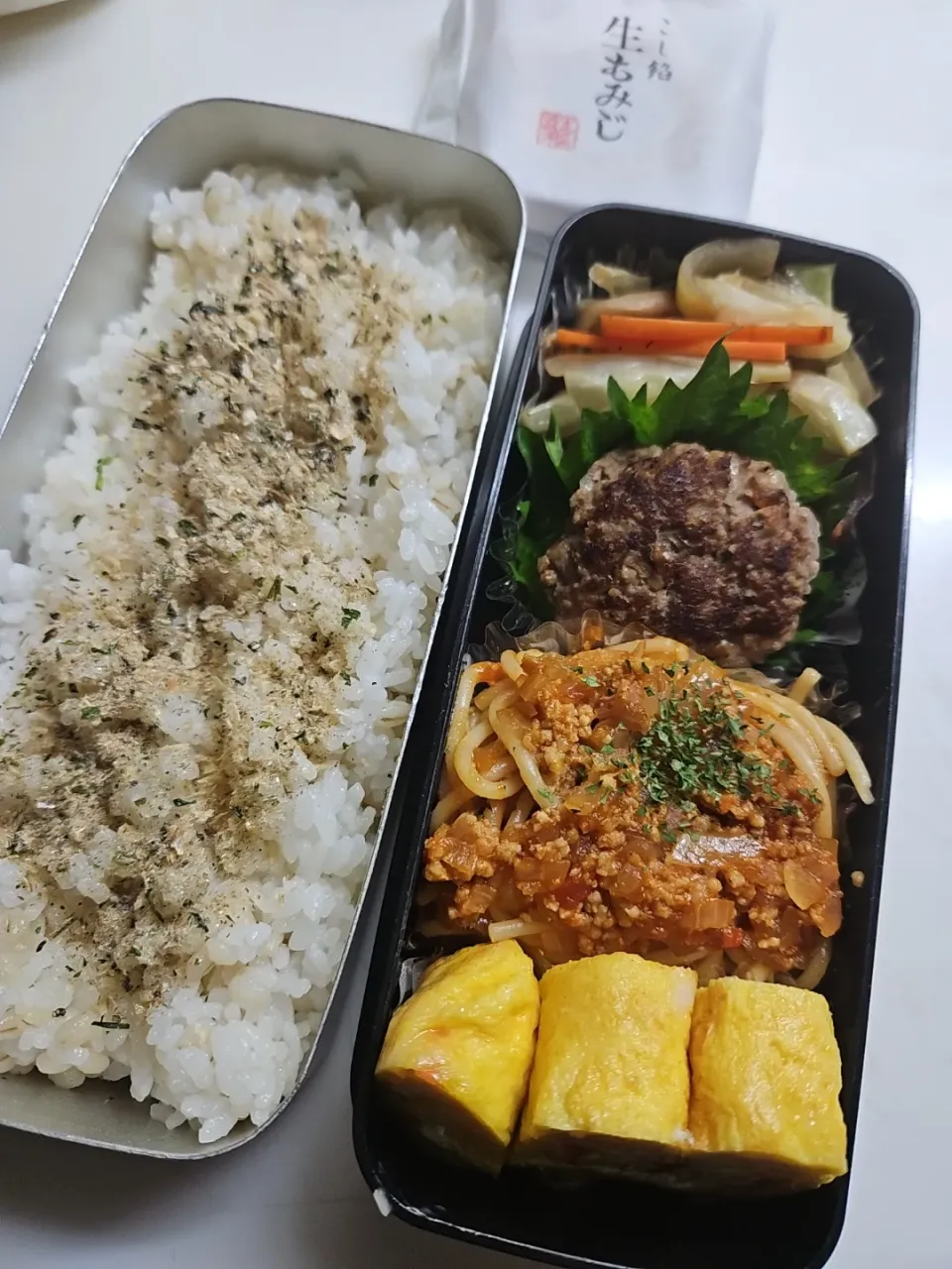 Snapdishの料理写真:☆高校生弁当☆もち麦入り自家製ふりかけごはん、野菜炒め、ハンバーグ、ミートソーススパゲティ、カニカマ卵焼き、生もみじまんじゅう|ｼｮｺﾗさん