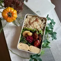 Snapdishの料理写真:10/29❤︎主人の舞茸ごはん弁当🌱

＊ 舞茸ごはん
＊ 甘辛から揚げ
＊ だし巻きたまご
＊ 海老フライ
＊ 紫キャベツラぺ
＊ ほうれん草の胡麻和え| Makinsさん