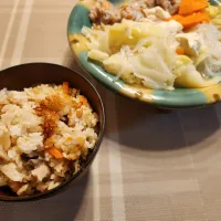 Snapdishの料理写真:まいたけ炊き込みご飯・肉団子うま塩鍋|chiroruさん