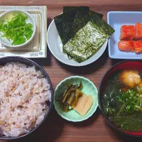 Snapdishの料理写真:今日の朝ごはん（十六穀ごはん、辛子明太子（あごおとし）、味付のり、納豆、ほうれん草とつみれ汁、すぐき）|Mars＠釜飯作り研究中さん