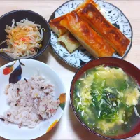 Snapdishの料理写真:2024 1027　春巻き　もやしとかにかまの酢の物　豆苗とわかめの卵スープ|いもこ。さん