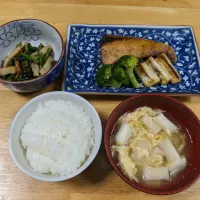 Snapdishの料理写真:『ブリの照り焼き・焼き葱と塩茹でブロッコリー添え』と「法蓮草の胡麻和え」、「はんぺんと溶き卵の吸い物」、白飯です。| トヨシと申します。さん