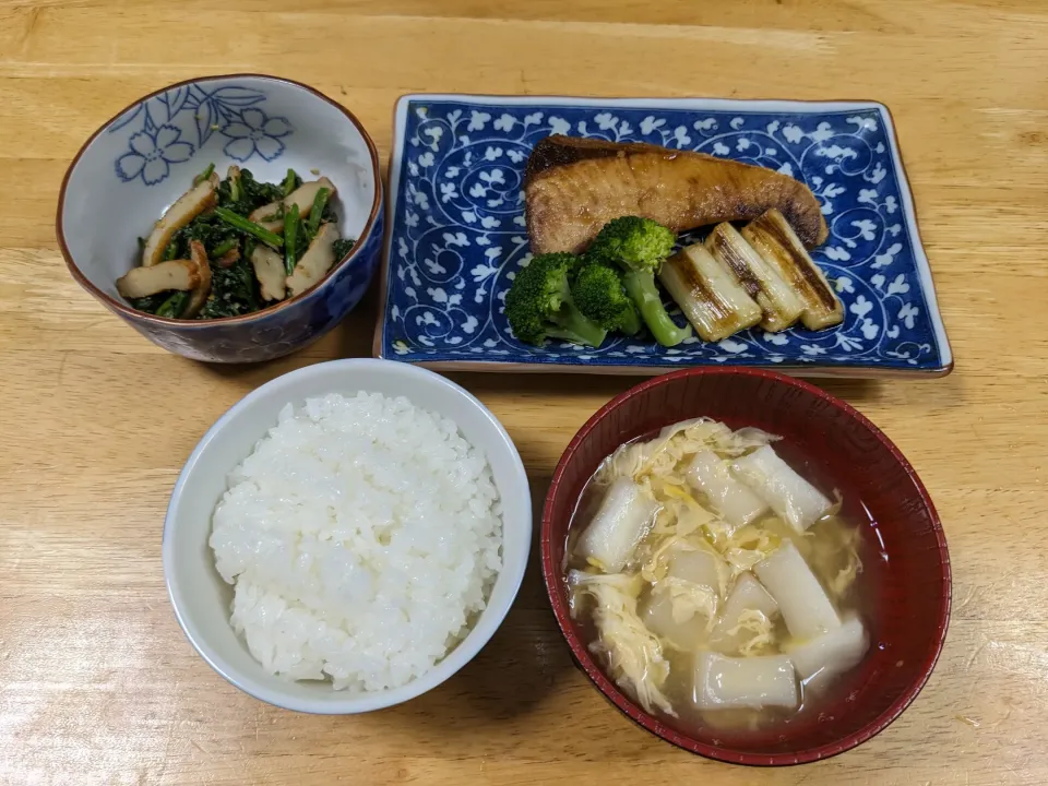 『ブリの照り焼き・焼き葱と塩茹でブロッコリー添え』と「法蓮草の胡麻和え」、「はんぺんと溶き卵の吸い物」、白飯です。|トヨシと申します。さん