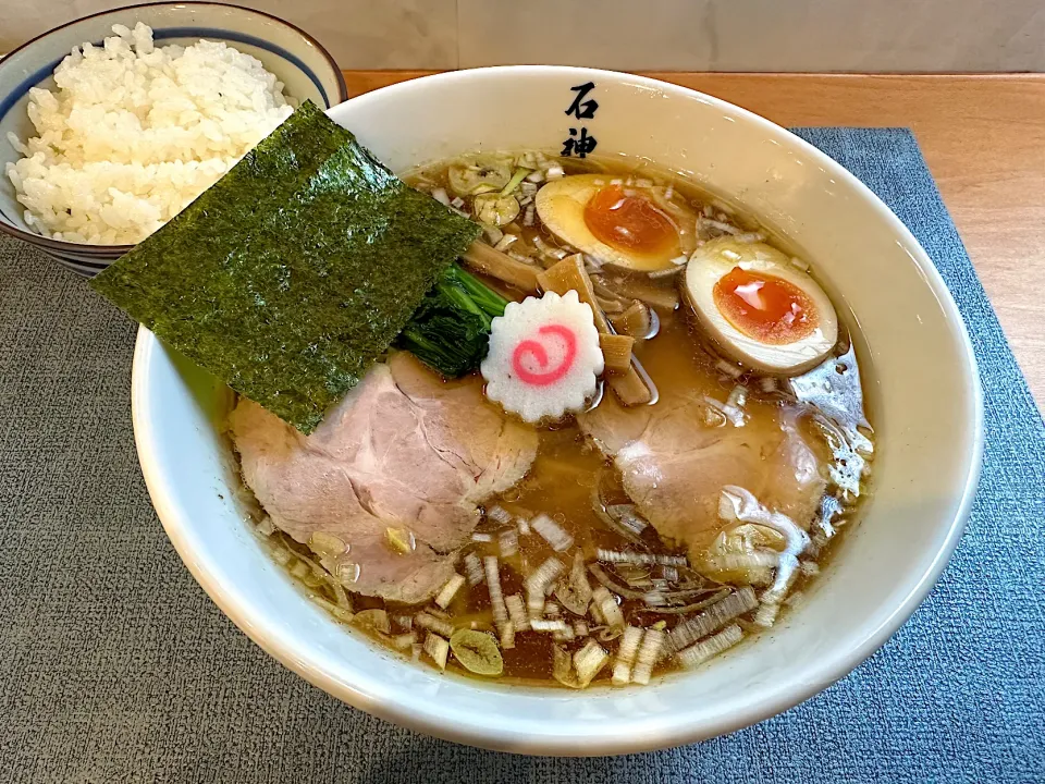 Snapdishの料理写真:味玉ラーメンにライス|マハロ菊池さん