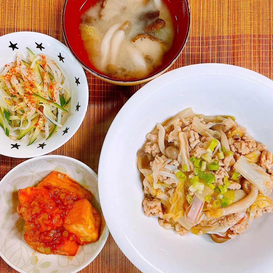 Snapdishの料理写真:中華飯♡厚揚げのエビチリ風炒め♡きゅうりともやしのサラダ♡お味噌汁♡|まゆかさん