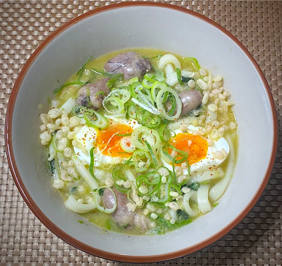 天一スープ由来のもつ煮込みうどん|すくらんぶるえっぐさん