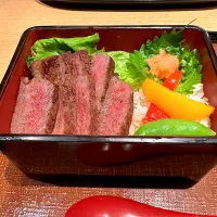 Snapdishの料理写真:米沢牛赤身ステーキ定食🥩|buhizouさん