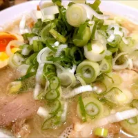 Snapdishの料理写真:【TRYラーメン大賞2023 新店総合 ＆MIX部門1位】 
【ラーメン店主500人が選ぶ Japan Best Ramen Awards TOP 50】 
【食べログ ラーメン TOKYO 百名店 2023 選出店】 
桜上水 船越 
塩中華そば (1,000円) 
＋ネギ並 (80円) 
＋味付玉子半分 (80円)| 大脇さん