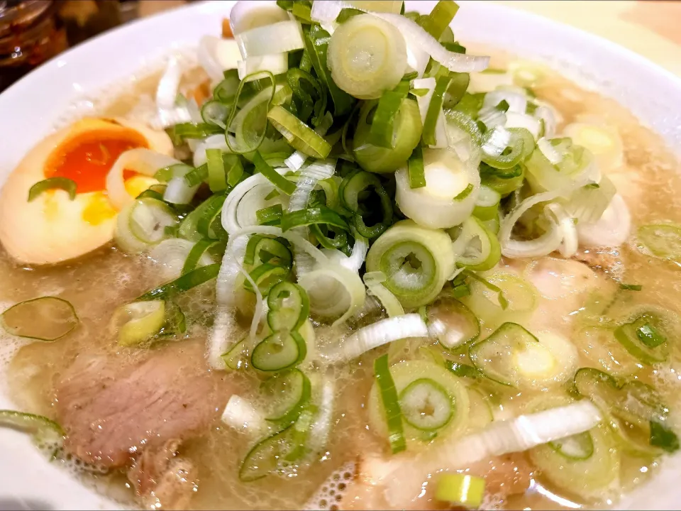 Snapdishの料理写真:【TRYラーメン大賞2023 新店総合 ＆MIX部門1位】 
【ラーメン店主500人が選ぶ Japan Best Ramen Awards TOP 50】 
【食べログ ラーメン TOKYO 百名店 2023 選出店】 
桜上水 船越 
塩中華そば (1,000円) 
＋ネギ並 (80円) 
＋味付玉子半分 (80円)|大脇さん