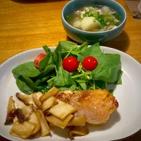 Snapdishの料理写真:きのことオイスター照り焼きと、じゃがいもと豆腐と舞茸の味噌汁|もえさん