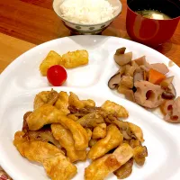 Snapdishの料理写真:鶏むねスティック焼き　煮物　味噌汁|とゆあさん