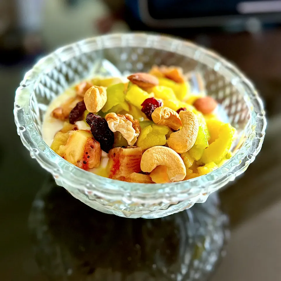 Greek Yogurt with fruit & nuts|Zhen Zhenさん