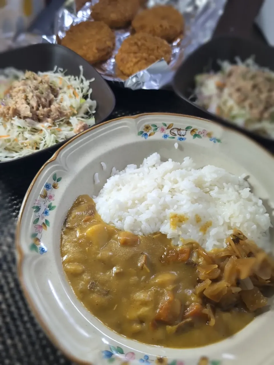 カレーライス＆キャベツとツナとセロリのサラダ＆コロッケ|テケテケさん