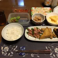 Snapdishの料理写真:ご飯、ピーマンのハム巻きソテー、木綿豆腐の厚揚げソテー、なすソテー、小松菜のお浸し、煮豆、キムチ、マカロニサラダ、りんご、麦茶(夕飯)|enarinさん