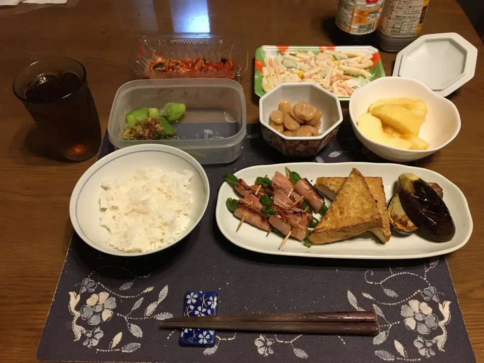 Snapdishの料理写真:ご飯、ピーマンのハム巻きソテー、木綿豆腐の厚揚げソテー、なすソテー、小松菜のお浸し、煮豆、キムチ、マカロニサラダ、りんご、麦茶(夕飯)|enarinさん