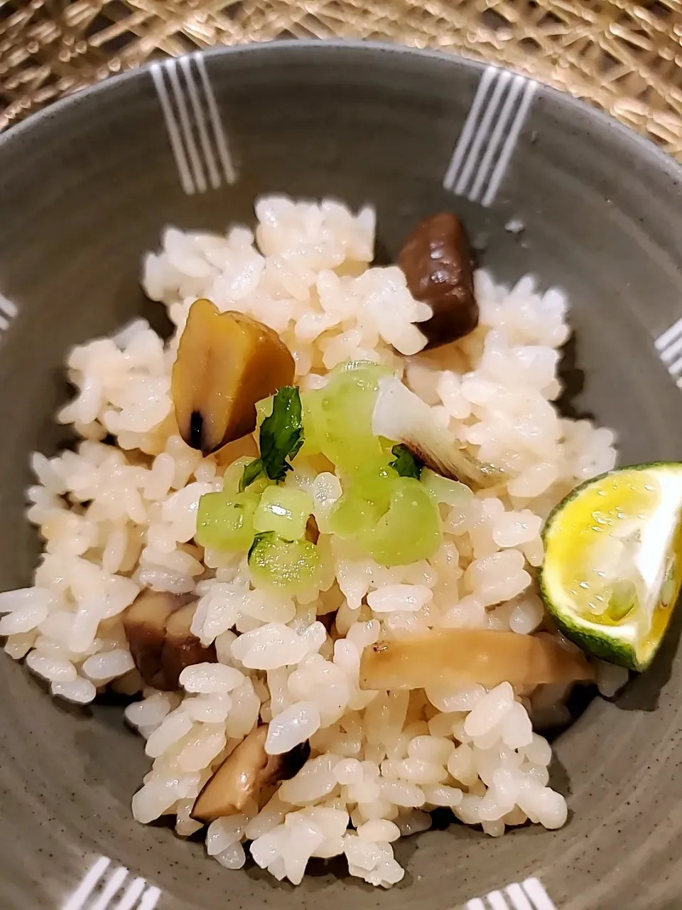 Snapdishの料理写真:松茸と甘栗むいちゃいました炊き込みご飯|Blue skyさん