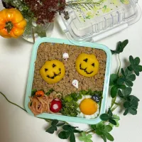 Snapdishの料理写真:10/30❤︎主人の鶏そぼろ弁当🌱✨

＊ 鶏そぼろ
＊ かぼちゃかまぼこ
＊ 半熟たまご
＊ たらこパスタ
＊ ほうれん草の胡麻和え| Makinsさん