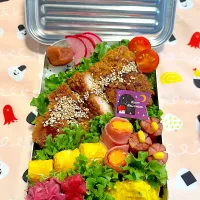 Snapdishの料理写真:トンカツ弁当|やまちゃんさん