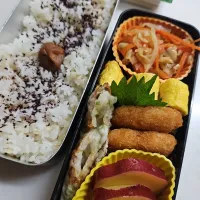 Snapdishの料理写真:☆高校生弁当☆もち麦入りゆかりごはん、梅、切干大根、カニカマ卵焼き、海老カツ、竹輪磯揚げ、薩摩芋レモン煮、キリスティック|ｼｮｺﾗさん