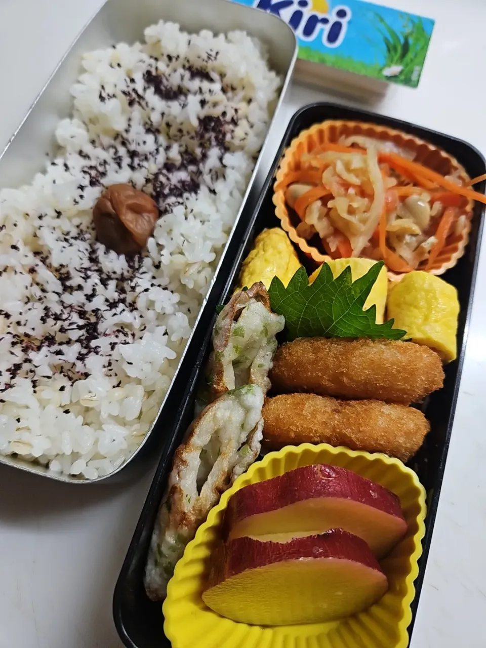 Snapdishの料理写真:☆高校生弁当☆もち麦入りゆかりごはん、梅、切干大根、カニカマ卵焼き、海老カツ、竹輪磯揚げ、薩摩芋レモン煮、キリスティック|ｼｮｺﾗさん