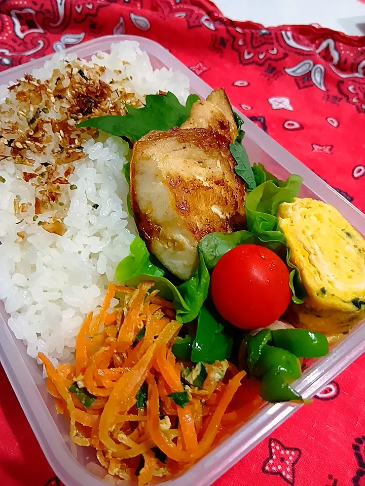 Snapdishの料理写真:にんじんしりしりーサバ弁当|yayoi.Kさん