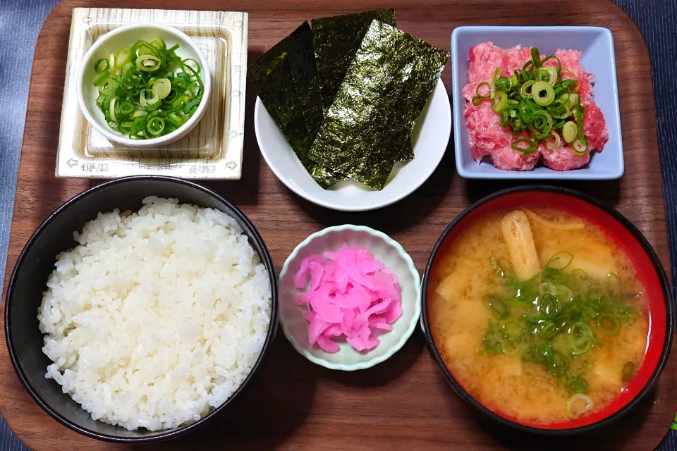 今日の朝ごはん（新米・高知県産こしひかり、マグロたたき、味付のり、納豆、エリンギ、しそざくら）|Mars＠釜飯作り研究中さん