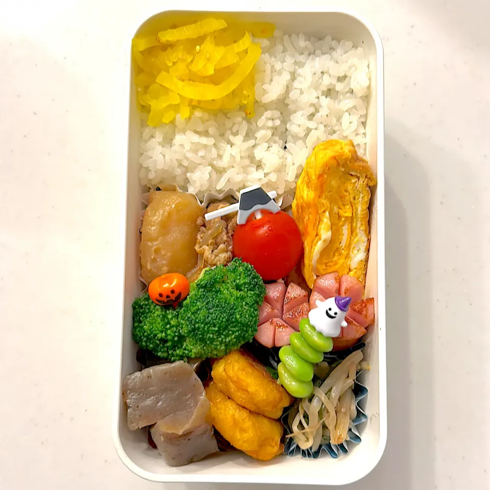 Snapdishの料理写真:肉じゃが
ニラもやし炒め
こんにゃく煮
卵焼き
ウインナー
ブロッコリー
枝豆
ミニトマト
のり弁(沢庵)|ayumomさん