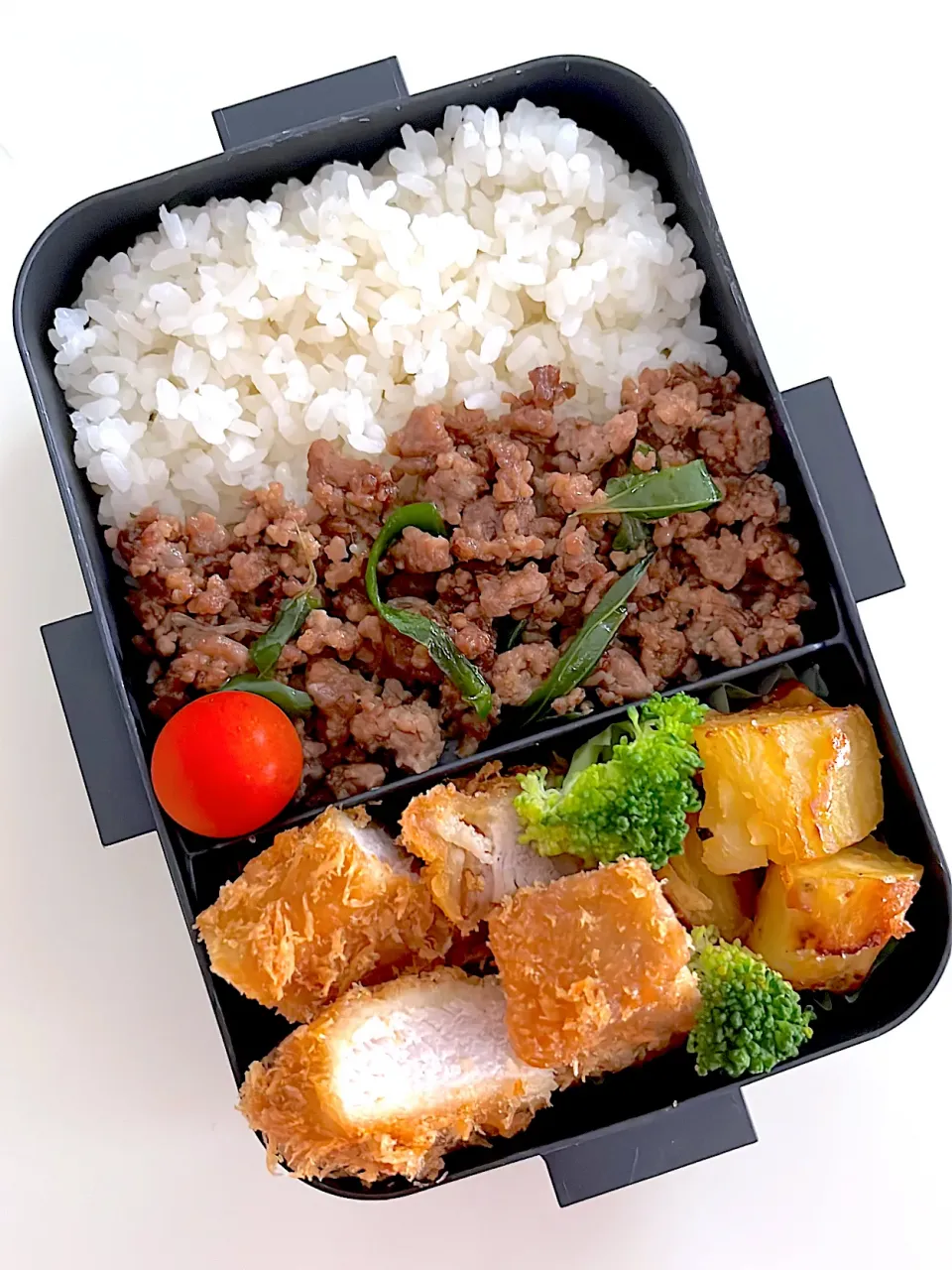 Snapdishの料理写真:青椒肉絲風そぼろ弁当！|ikumonさん