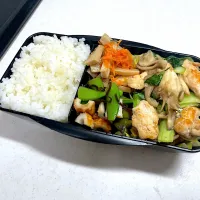 Snapdishの料理写真:10/30 旦那弁当⁂鶏胸肉と青梗菜と舞茸の中華炒め弁当|ゆさん