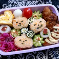 Snapdishの料理写真:2024.10.30 娘遠足弁当　◎人参ライス🎃　◎鶏の唐揚げ　◎ちくわきゅうり梅　◎卵焼き　◎紫キャベツのピクルス　◎ミイラウインナー　◎海苔とチーズのぐるぐる巻き　◎ピオーネ|goroさん