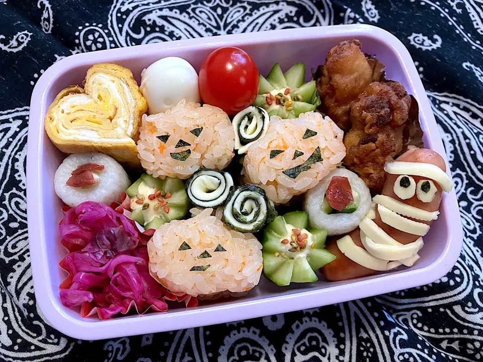 Snapdishの料理写真:2024.10.30 娘遠足弁当　◎人参ライス🎃　◎鶏の唐揚げ　◎ちくわきゅうり梅　◎卵焼き　◎紫キャベツのピクルス　◎ミイラウインナー　◎海苔とチーズのぐるぐる巻き　◎ピオーネ|goroさん