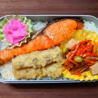 Snapdishの料理写真:今日の手作り弁当は、焼鮭弁当。

献立は、
・おかかごはん
・焼鮭
・ちくわ天
・高野豆腐
・漬物（しそざくら）|Mars＠釜飯作り研究中さん