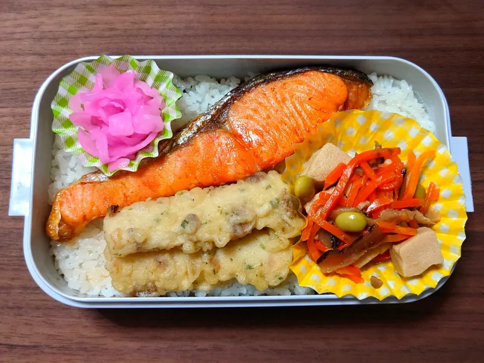 Snapdishの料理写真:今日の手作り弁当は、焼鮭弁当。

献立は、
・おかかごはん
・焼鮭
・ちくわ天
・高野豆腐
・漬物（しそざくら）|Mars＠釜飯作り研究中さん