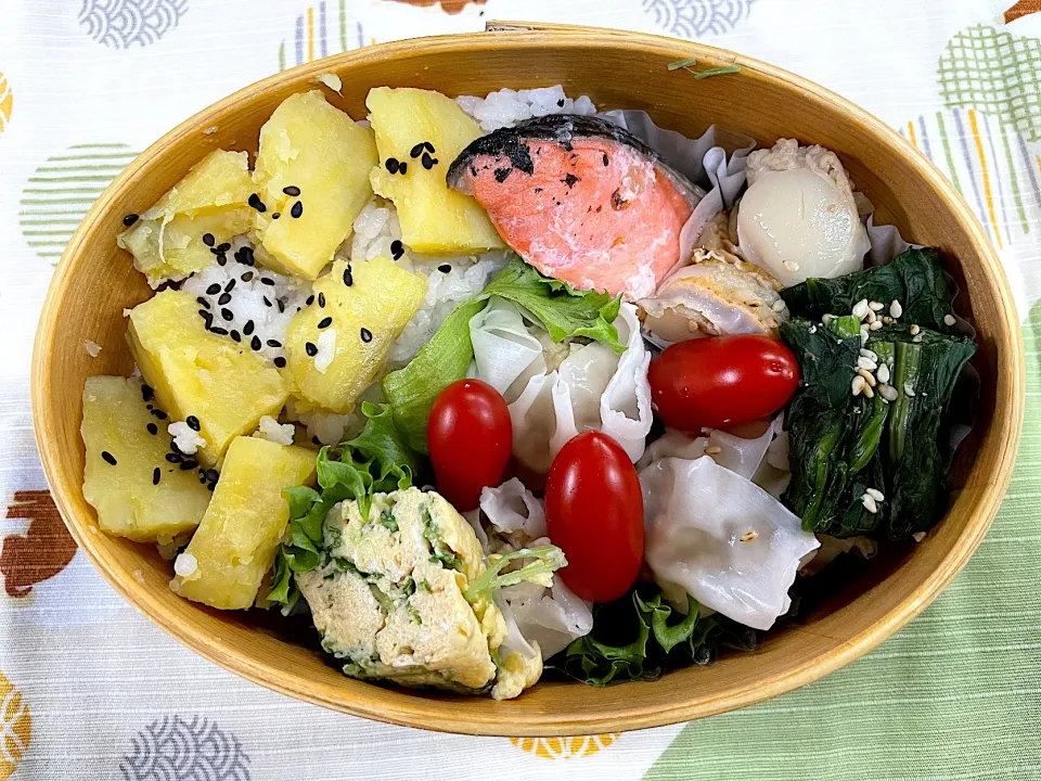 さつまいもご飯、焼ホタテ、シウマイ、玉子焼、焼鮭🍱|なお🅿️さん