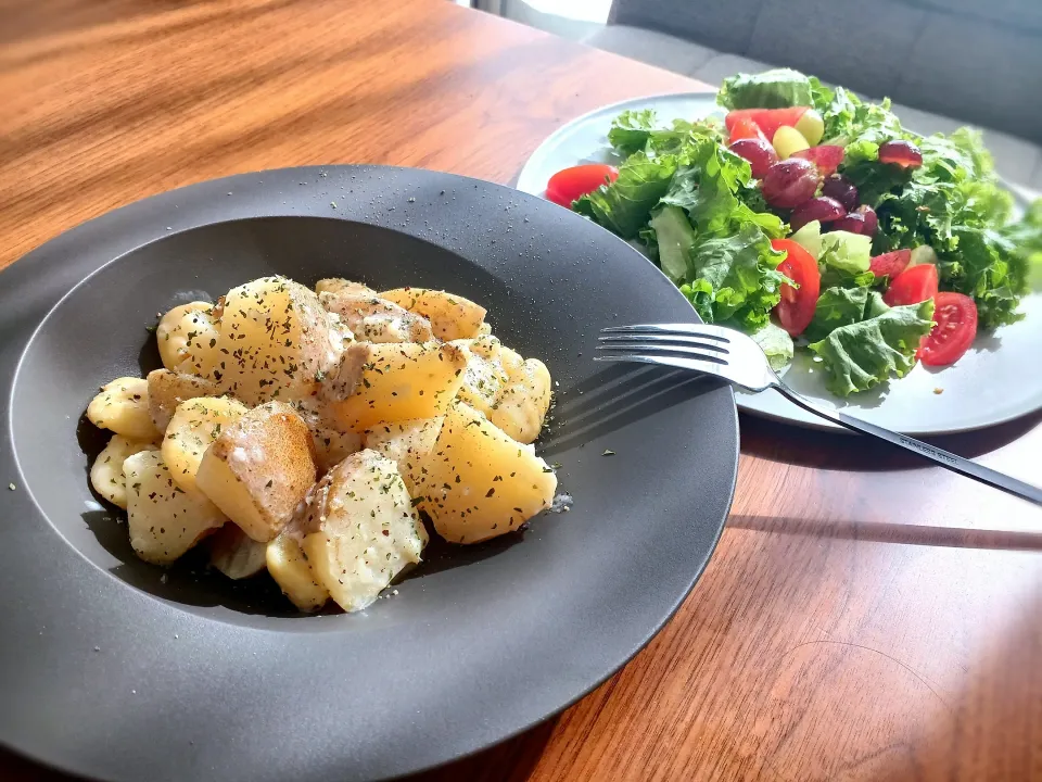 Snapdishの料理写真:サラダと手作りニョッキ🥔|Nicoさん