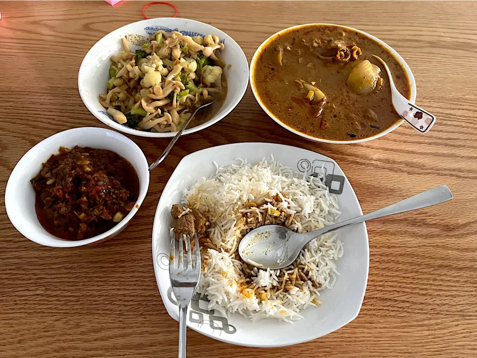 Mutton curry , mixed Brassica vegetable with white shimeiji.|Florrieさん