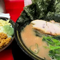 Snapdishの料理写真:【食べログ TOP 5000】 
IEKEI _ TOKYO 王道家直系 
ラーメン (900円、麺柔らかめ/ 
味すごく薄め/油少なめ) 
－麺少なめ 
＋海苔 (5枚、麺少なめサービス) 
＋ライス (150円) 
@末広町2分 
(JR御徒町駅から徒歩4分)
24265 (286,535)
|大脇さん