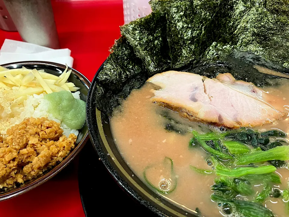 【食べログ TOP 5000】 
IEKEI _ TOKYO 王道家直系 
ラーメン (900円、麺柔らかめ/ 
味すごく薄め/油少なめ) 
－麺少なめ 
＋海苔 (5枚、麺少なめサービス) 
＋ライス (150円) 
@末広町2分 
(JR御徒町駅から徒歩4分)
24265 (286,535)
|大脇さん