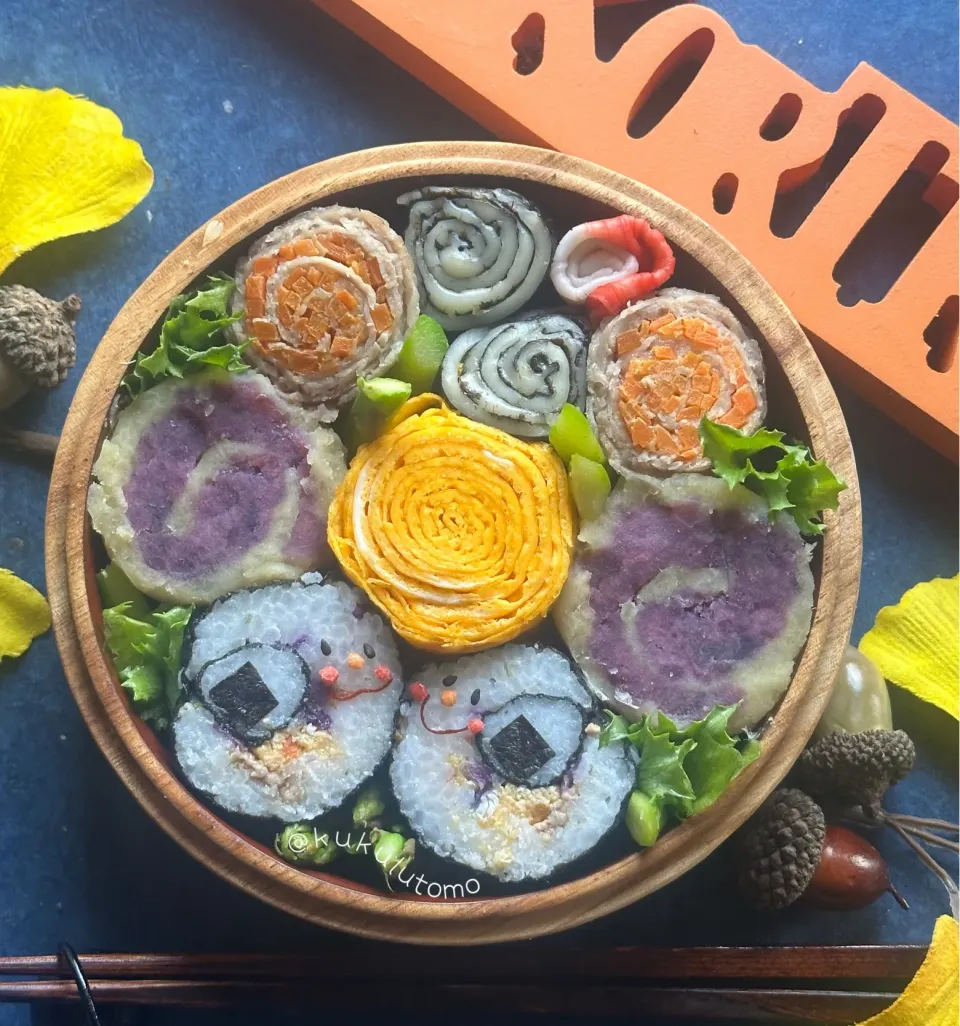 Snapdishの料理写真:くるくる巻き巻きHalloween〜おばけUver🍙弁当|kukulutomo ❁𓎪 ⡱𓎩‎𐩢𐩺𓎪 ⡱さん